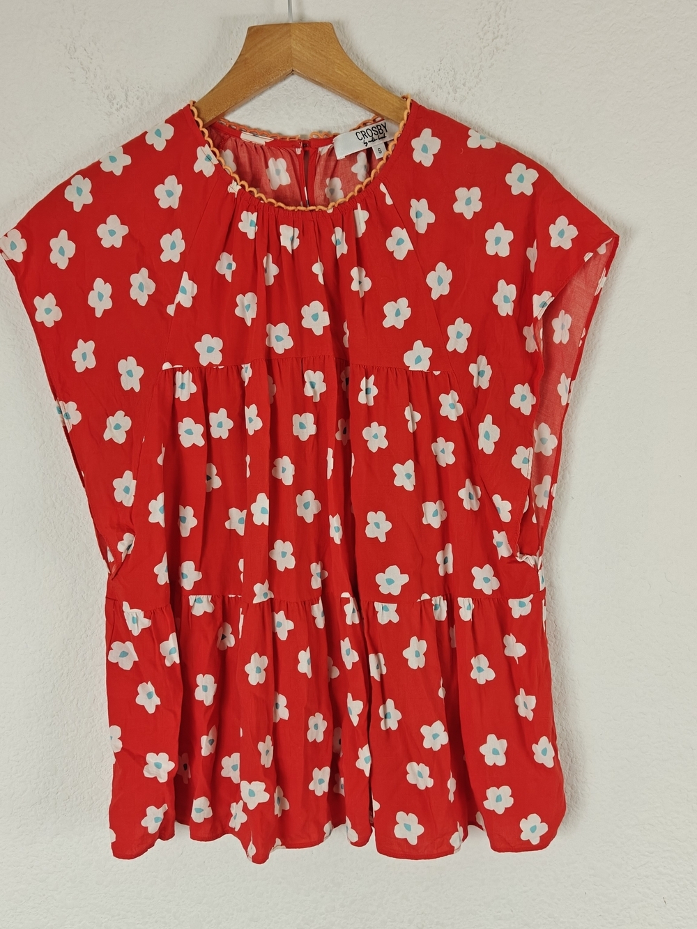 Crosby by Mollie Burch Red Daisy Print Tiered Blouse NWOT Style Sleeveless Top S